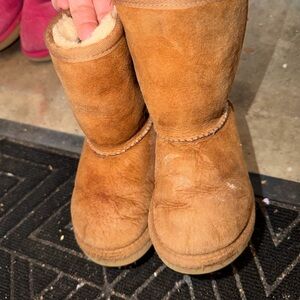 UGG Chestnut Kids Classic Short Shearling Boots size 9 little kids